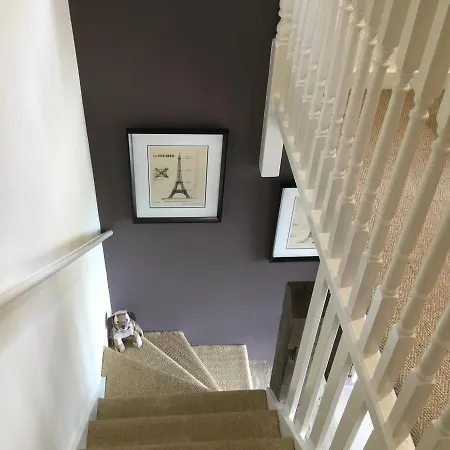 Impeccable Suitable For 2 Adults & 1 Child *